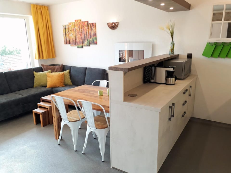 Coffee/tea facilities, Kitchen or kitchenette, Living room, Seating area, Dining area, minibar