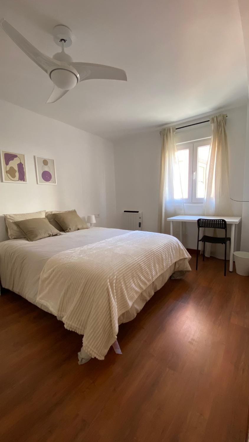 Bedroom, fireplace