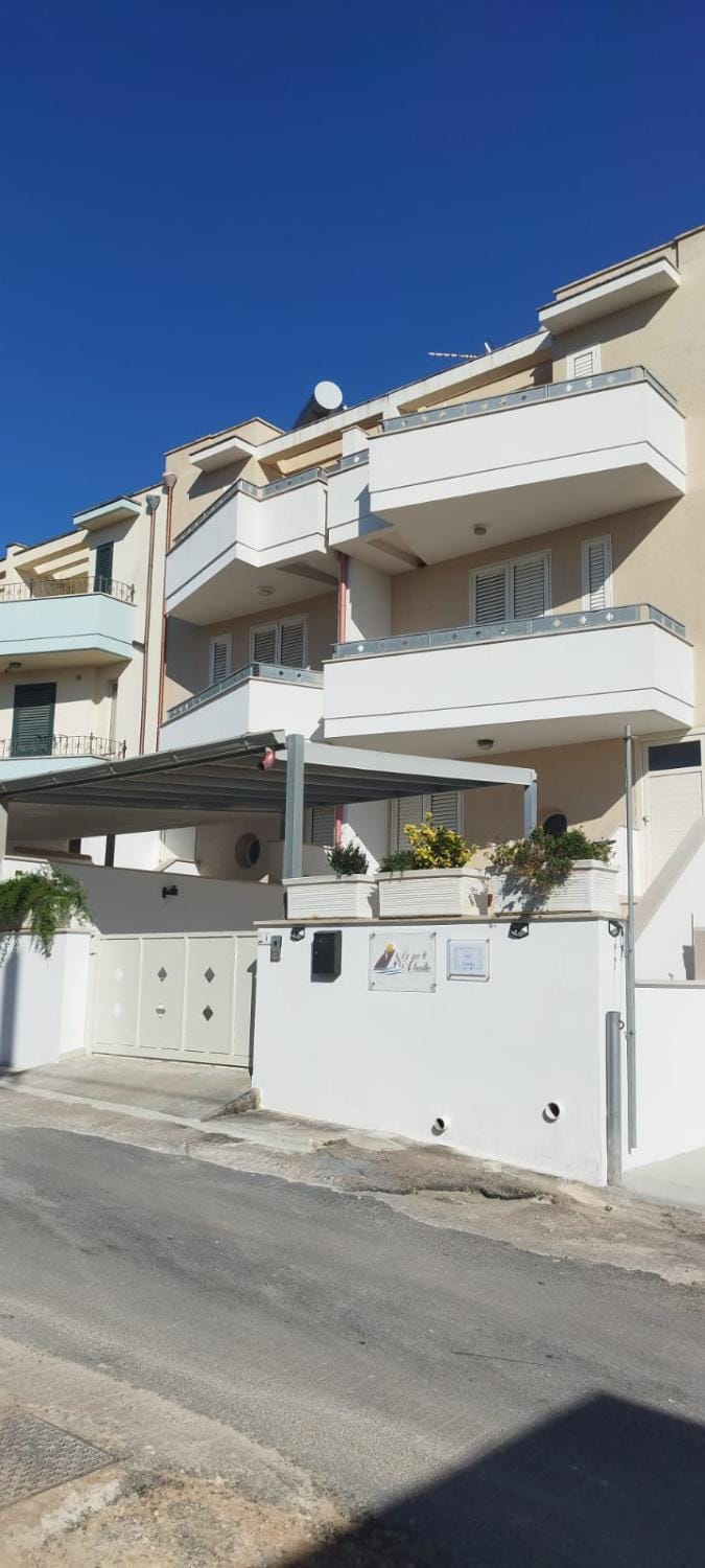 LA CASA DI CLAUDIA "appartamento vista mare 4 posti letto a 30 mt" Apartment in Torre San Giovanni