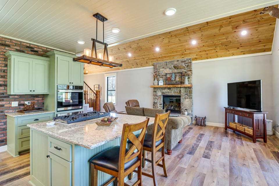 Riverfront Mountain View Cabin w/ Deck & Grill! Cabin in Arkansas