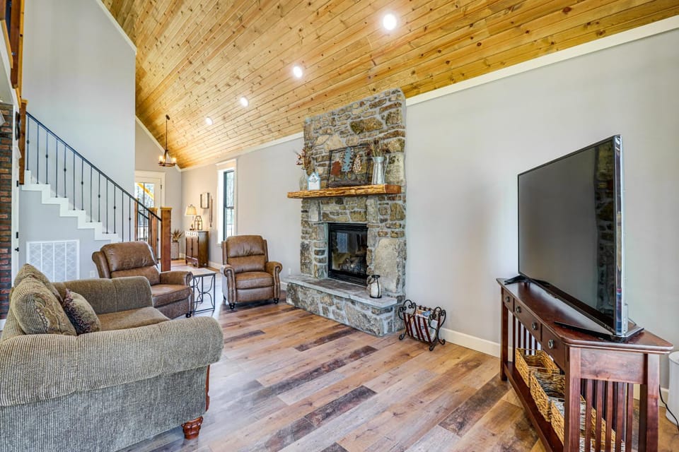 Riverfront Mountain View Cabin w/ Deck & Grill! Cabin in Arkansas