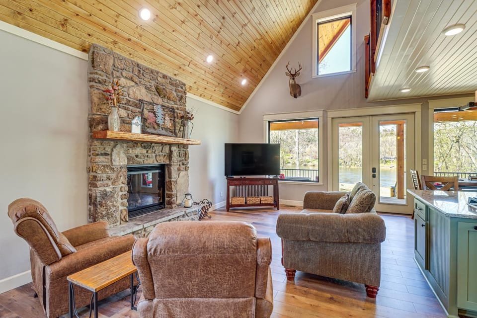 Riverfront Mountain View Cabin w/ Deck & Grill! Cabin in Arkansas
