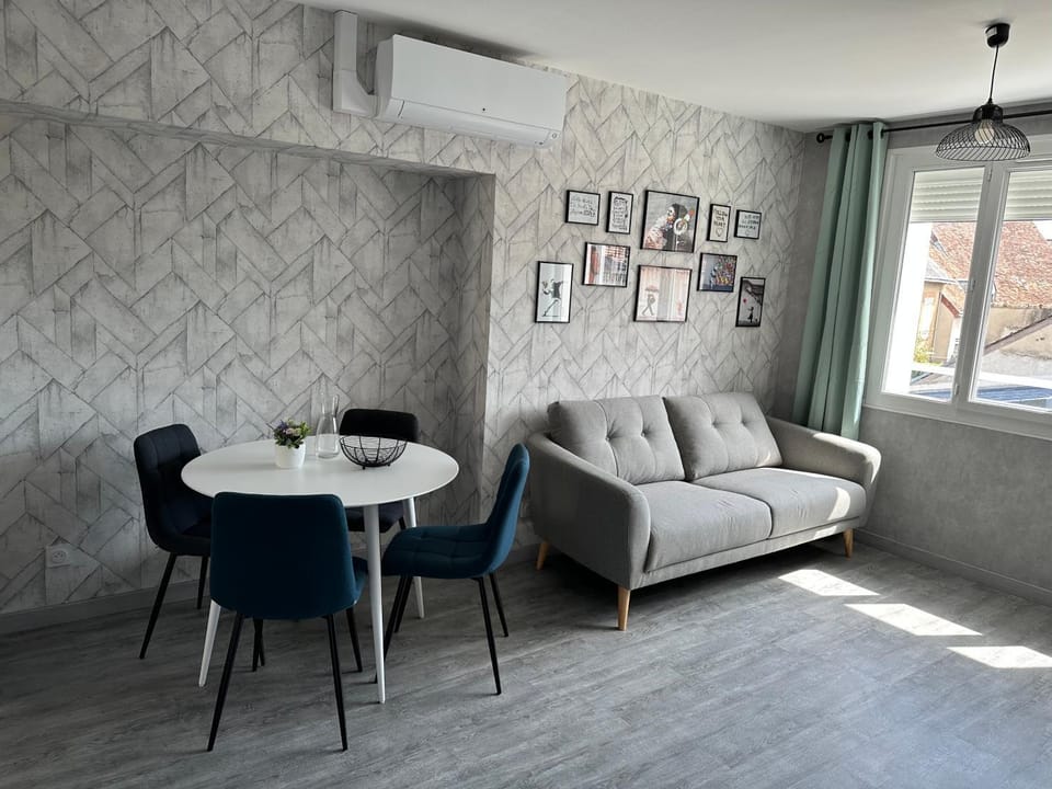 Living room, Seating area, Dining area, air conditioner