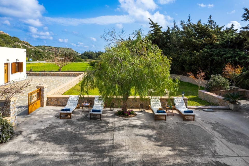 Property building, Patio, Day, Natural landscape, Garden view, Mountain view, sunbed