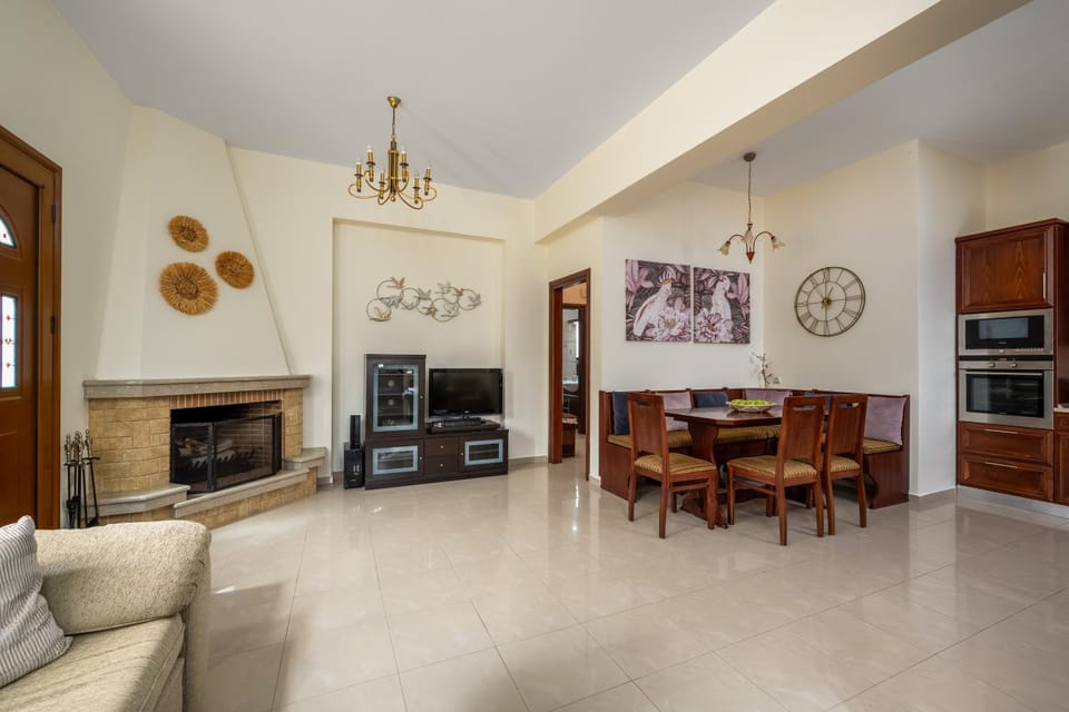 Communal lounge/ TV room, TV and multimedia, Kitchen or kitchenette, Living room, Dining area, flat iron