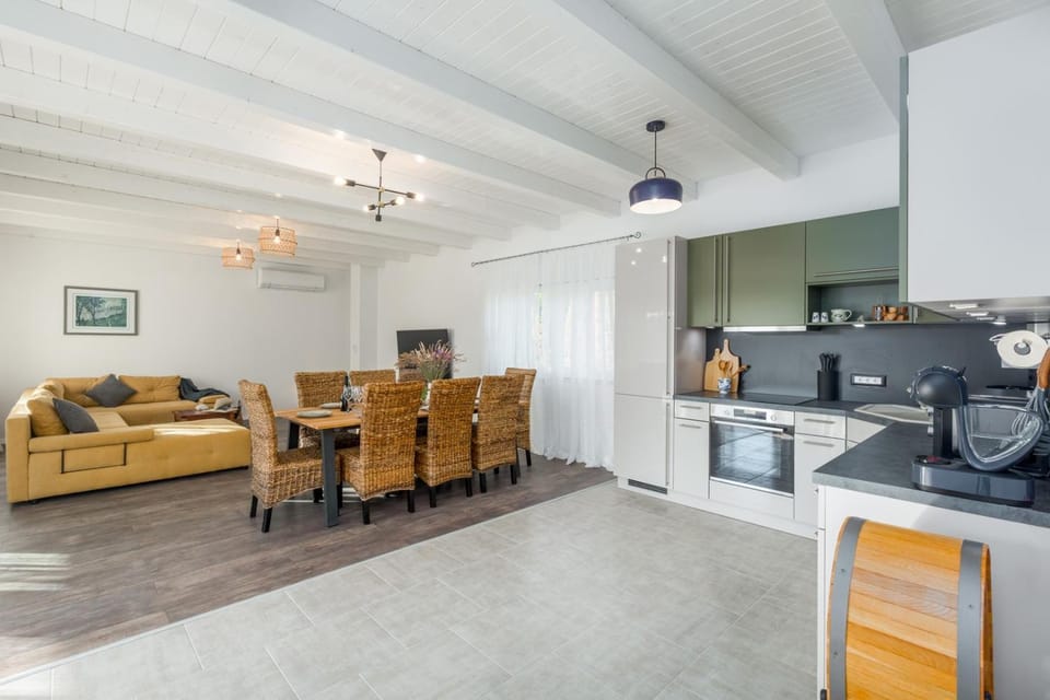 Kitchen or kitchenette, Living room, Seating area, Dining area, oven