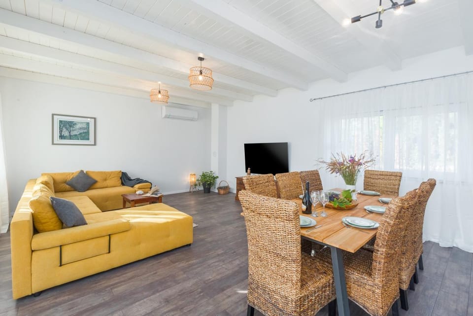 TV and multimedia, Living room, Dining area