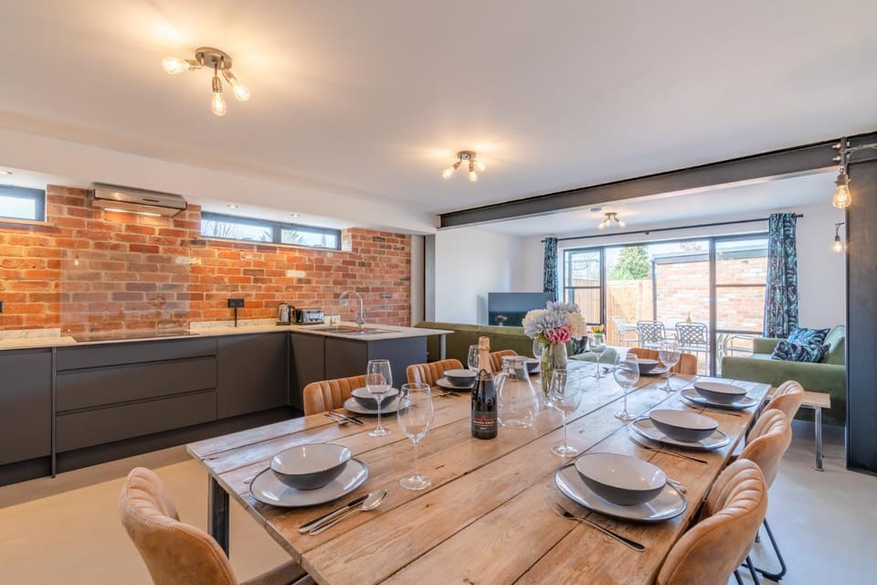 Dining area, pet friendly, stove, kitchen