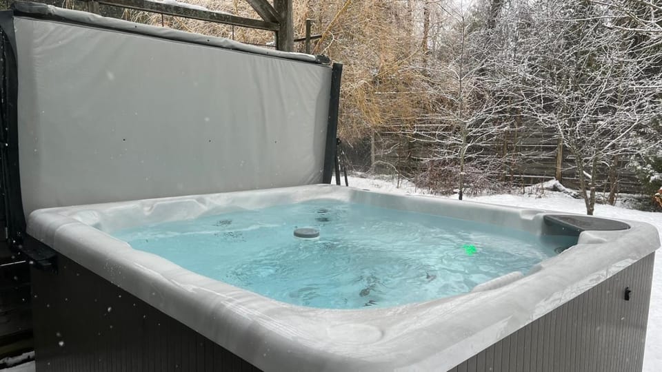 Ace Cottage HOT TUB AC Near beach House in South Bruce Peninsula