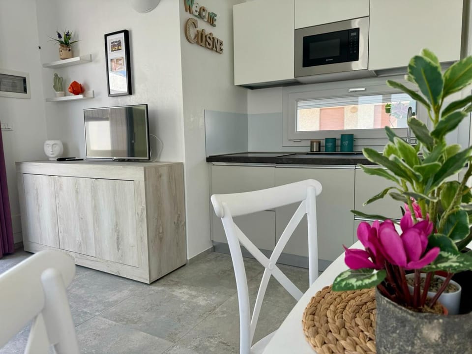 Kitchen or kitchenette, minibar