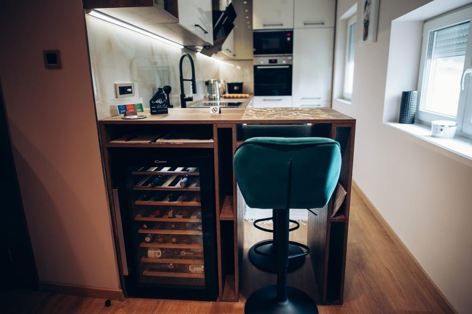 Kitchen or kitchenette, minibar