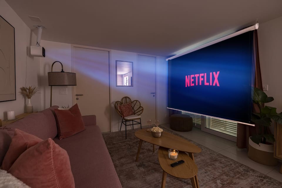 TV and multimedia, Living room, Seating area, Evening entertainment