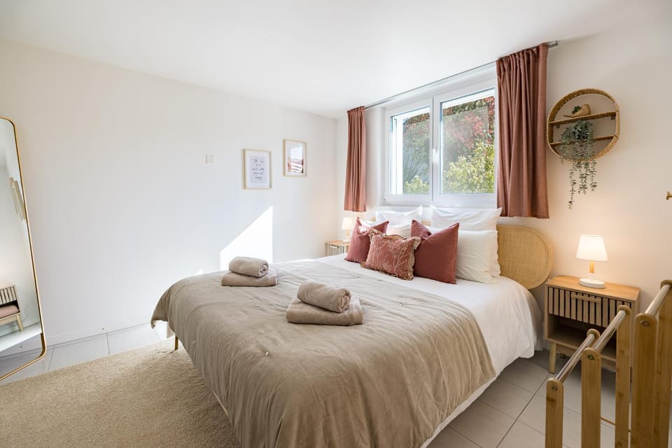 Bed, Bedroom, towels