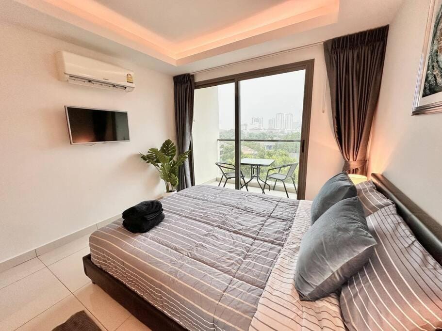 Bed, TV and multimedia, View (from property/room), Balcony/Terrace, Living room, Photo of the whole room