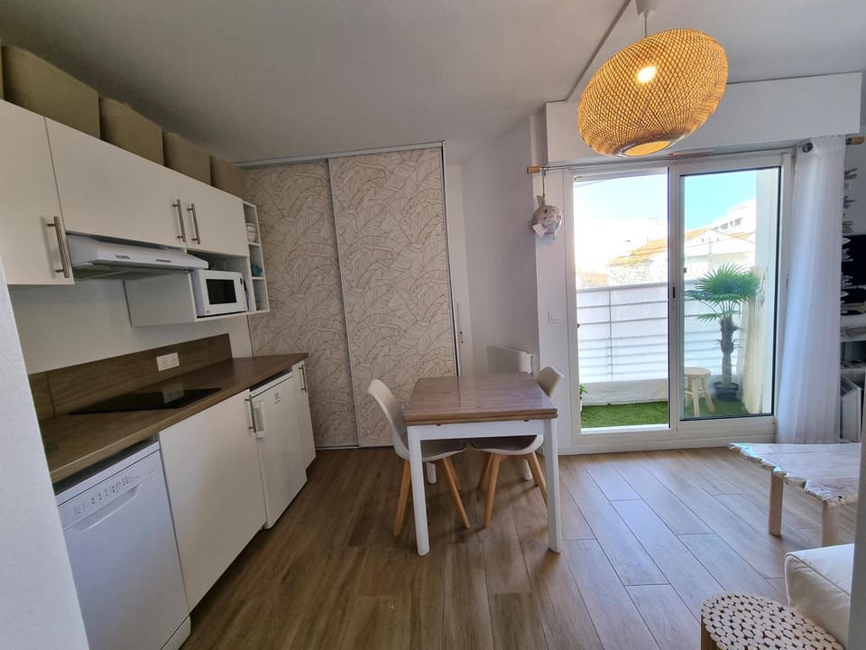 Balcony/Terrace, Kitchen or kitchenette, dishwasher, minibar, stove