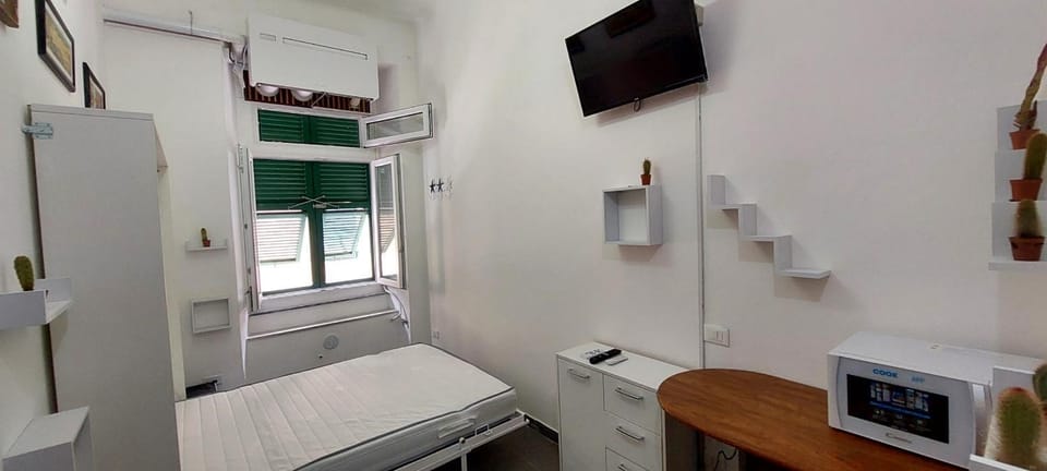 TV and multimedia, Photo of the whole room, Bedroom