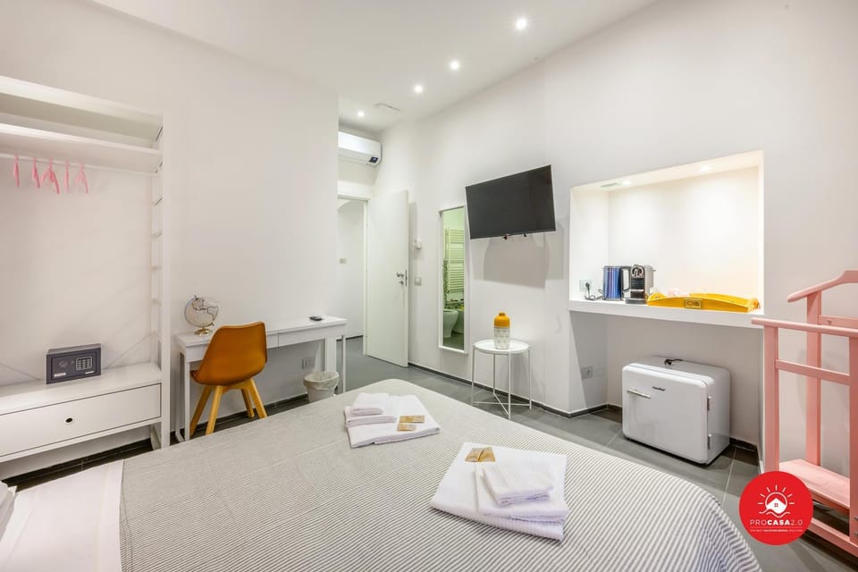 Bed, TV and multimedia, Photo of the whole room, Bedroom, towels