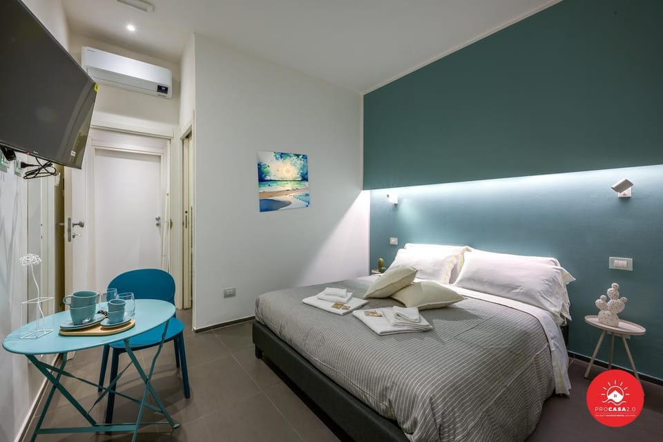 Bed, TV and multimedia, Photo of the whole room, Bedroom, towels, air conditioner