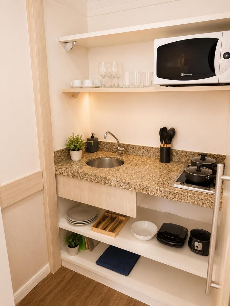 Kitchen or kitchenette, minibar, stove