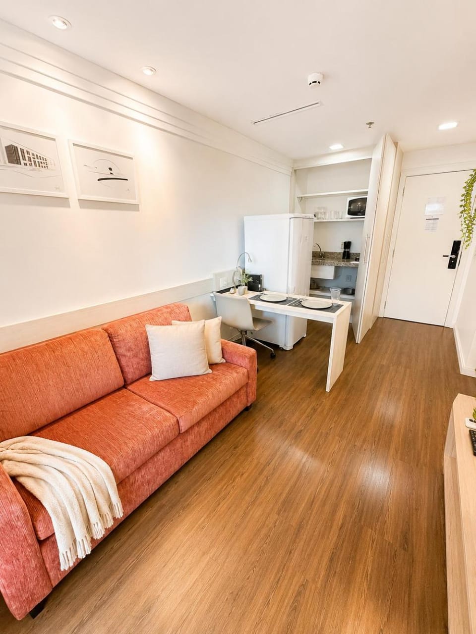 TV and multimedia, Kitchen or kitchenette, Living room, Dining area, stove