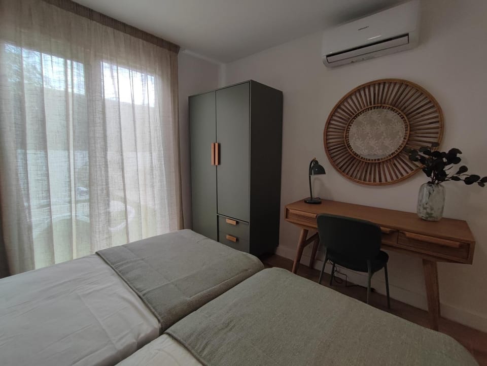 Bed, Bedroom, wardrobe, air conditioner