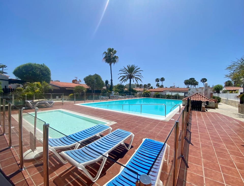 Swimming pool, sunbed