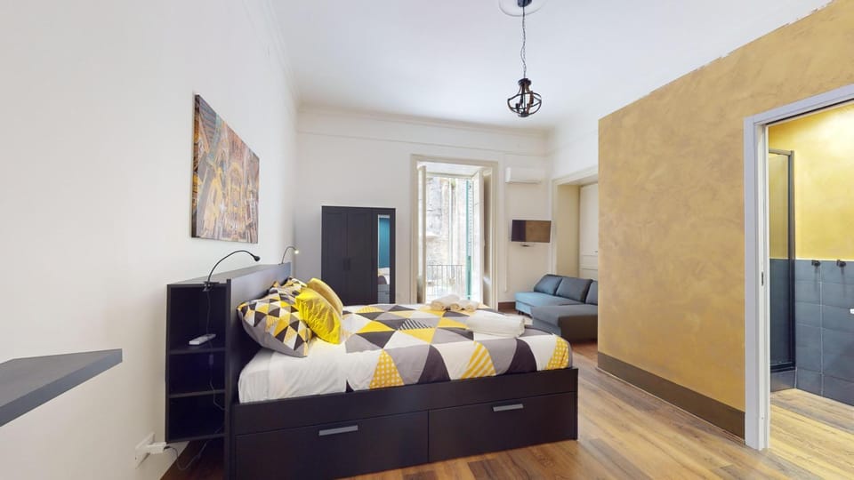 Bed, TV and multimedia, Photo of the whole room, Bedroom, towels, wardrobe