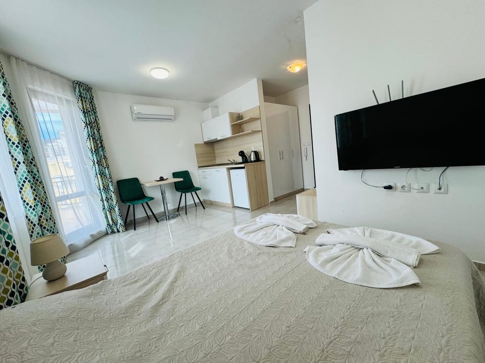 Communal lounge/ TV room, Bed, TV and multimedia, Kitchen or kitchenette, Living room, Photo of the whole room, Seating area, Dining area, Evening entertainment, Bedroom, minibar, towels, air conditioner