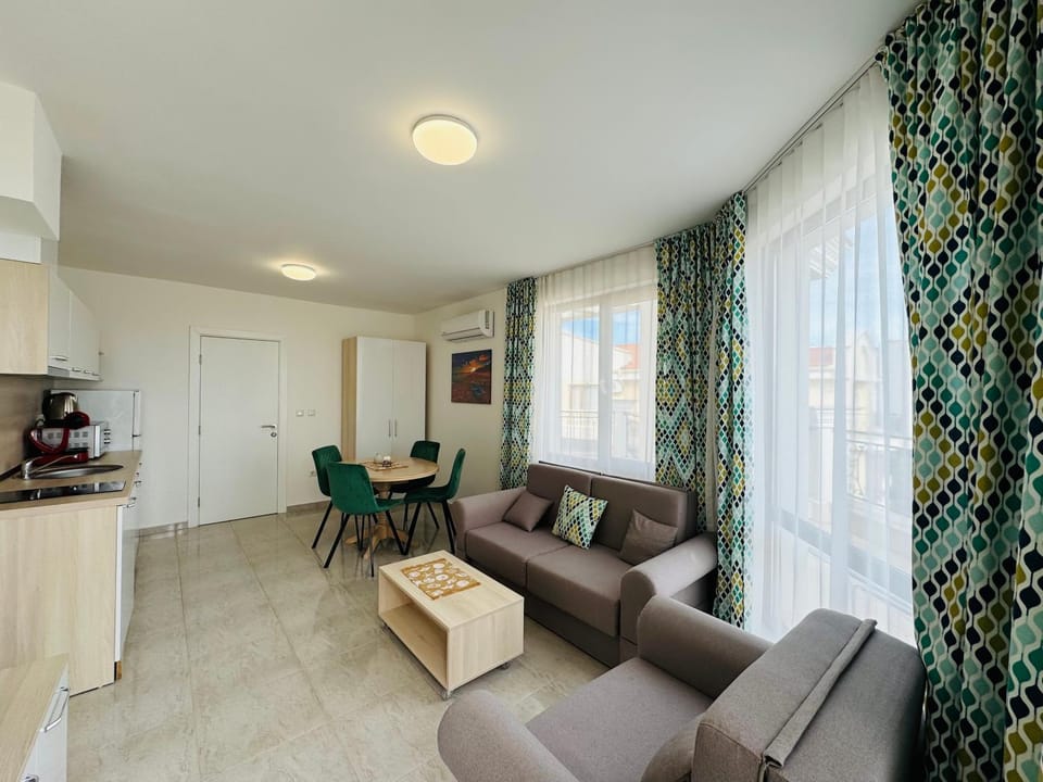 TV and multimedia, Kitchen or kitchenette, Living room, Seating area, minibar