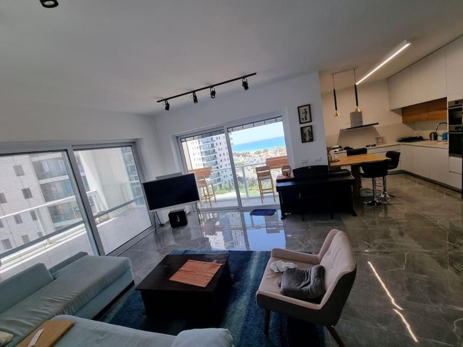 Beach front luxury apartment - managed building Apartment in Haifa District