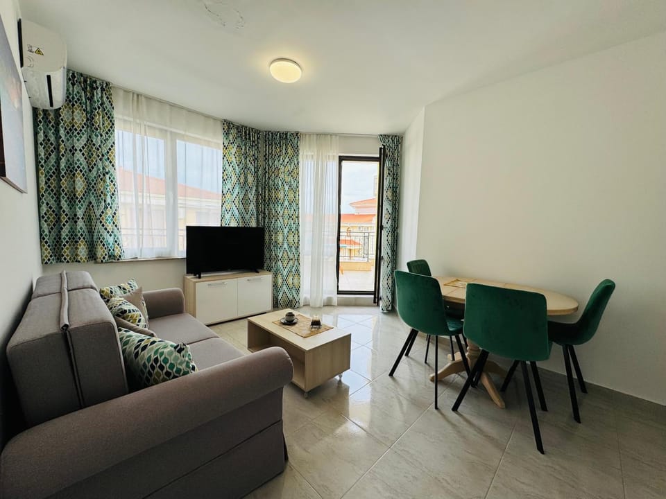 Communal lounge/ TV room, TV and multimedia, Living room, Seating area, Dining area, Evening entertainment