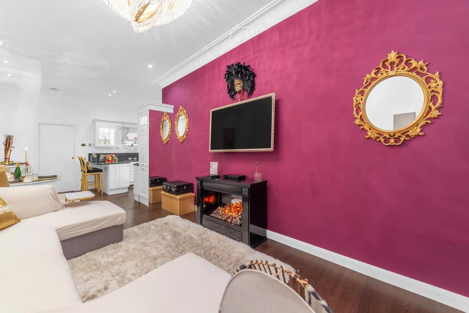 Communal lounge/ TV room, TV and multimedia, Living room, Seating area, Evening entertainment