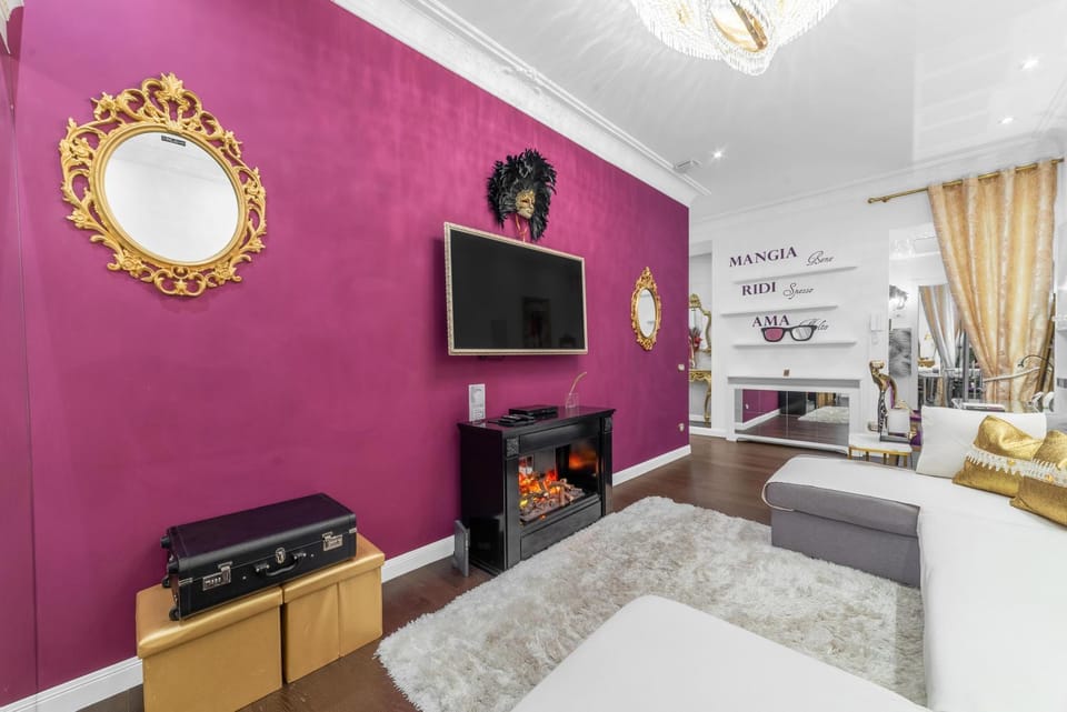 Communal lounge/ TV room, Bed, TV and multimedia, Living room, Seating area, Evening entertainment