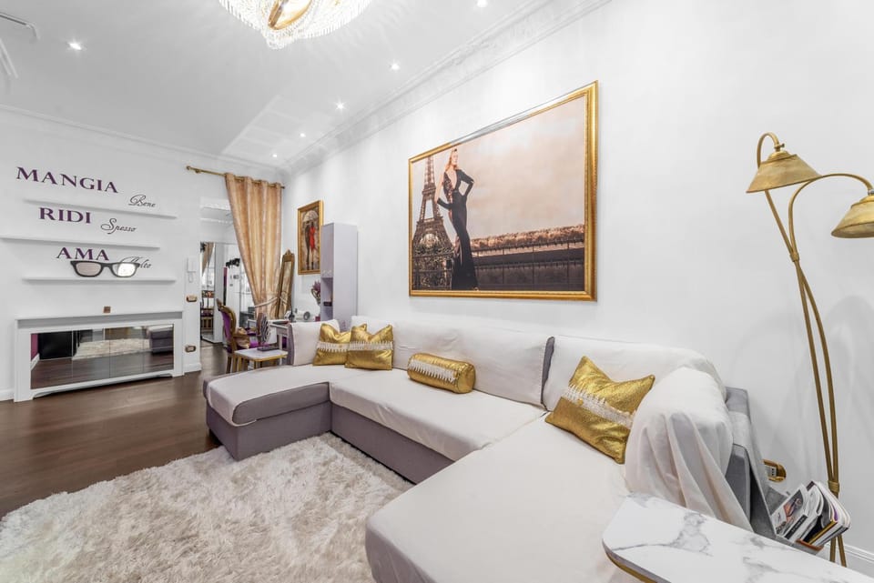 Bed, TV and multimedia, Living room, Seating area
