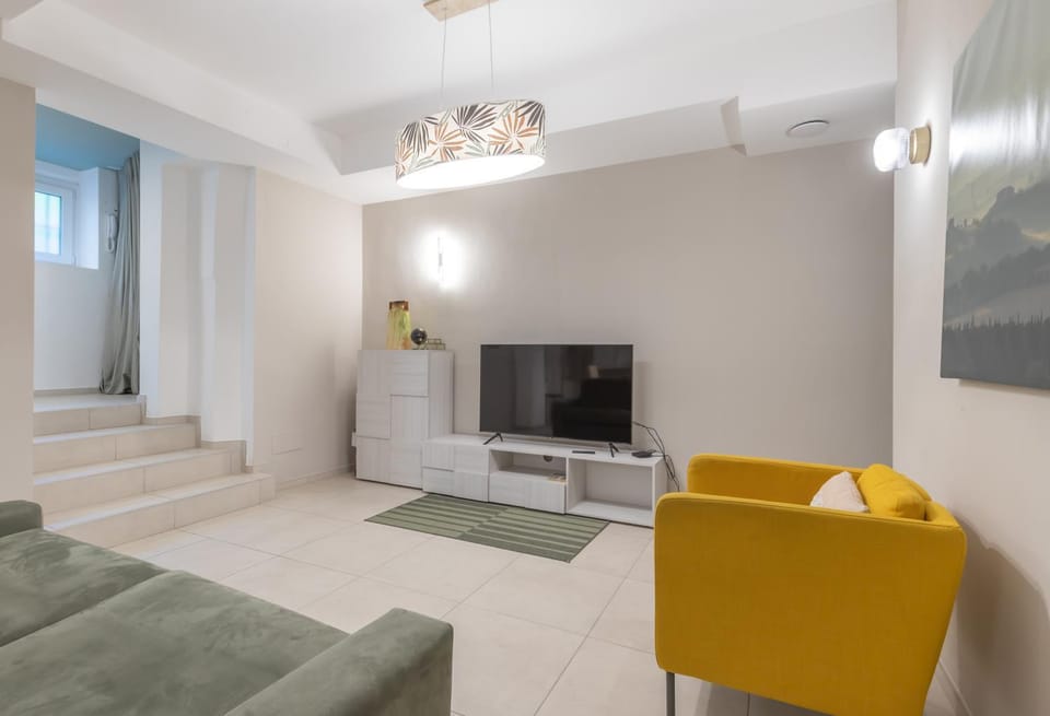 TV and multimedia, Living room, Seating area, Evening entertainment