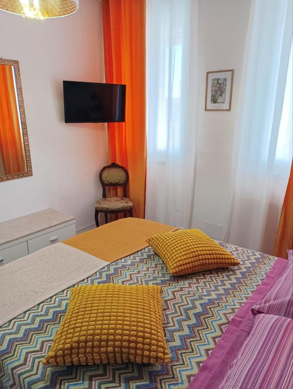 Bed, TV and multimedia, Bedroom