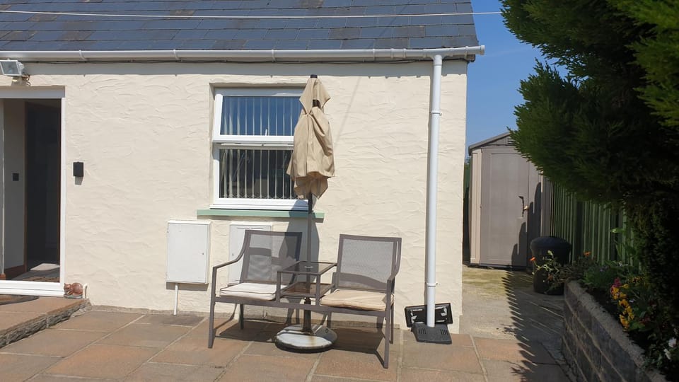 Property building, Patio, Day, Balcony/Terrace