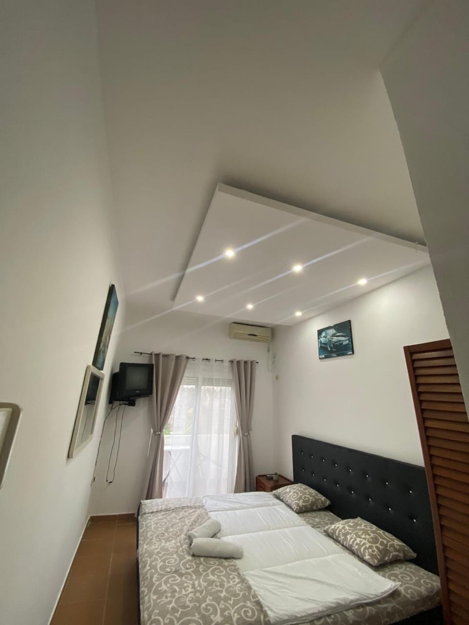 Bed, TV and multimedia, Photo of the whole room, Bedroom, towels, wardrobe, air conditioner