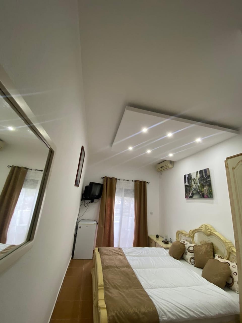Bed, TV and multimedia, Photo of the whole room, Bedroom, air conditioner