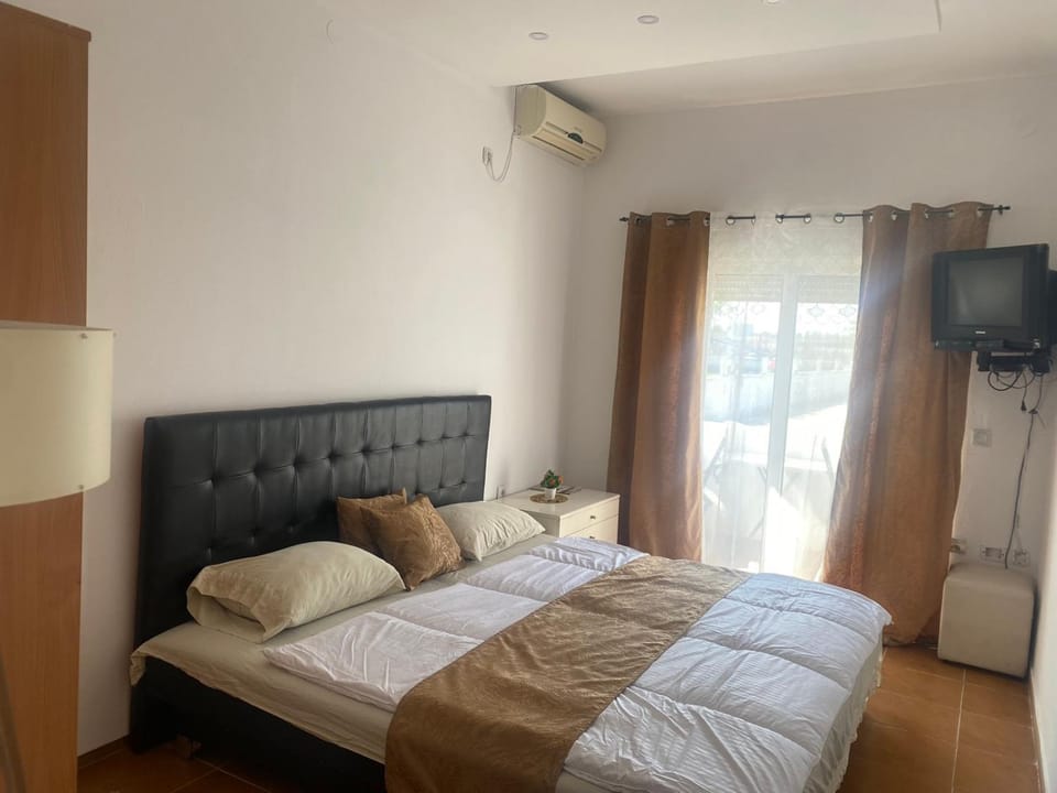 Bed, TV and multimedia, Photo of the whole room, Bedroom, towels, air conditioner