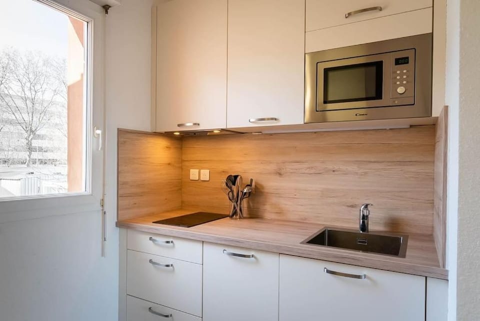 Kitchen or kitchenette, minibar, stove