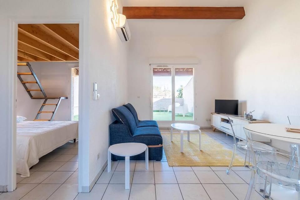 TV and multimedia, Living room, Seating area, Dining area, Bedroom