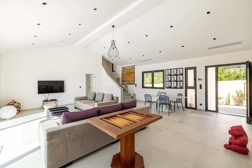 Modern Villa with Pool and Garden Villa in Mougins