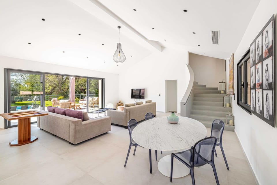 Modern Villa with Pool and Garden Villa in Mougins