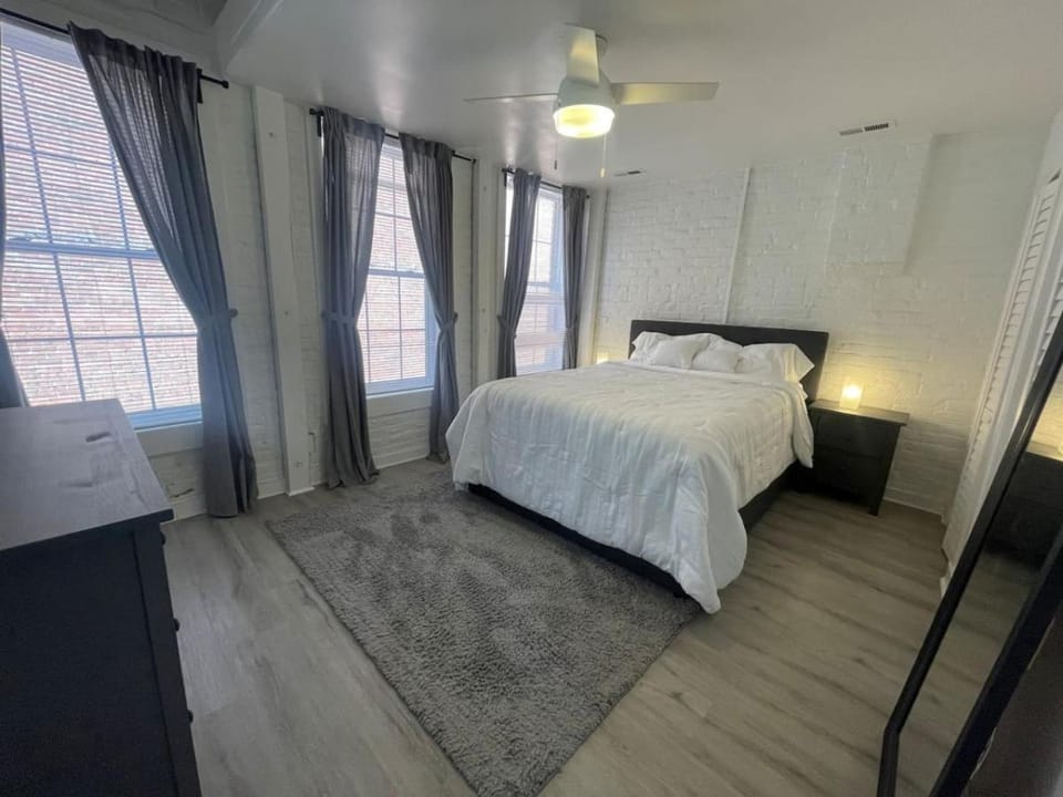 Vibe Central - Chic Shockoe 1BR Apartment in Church Hill