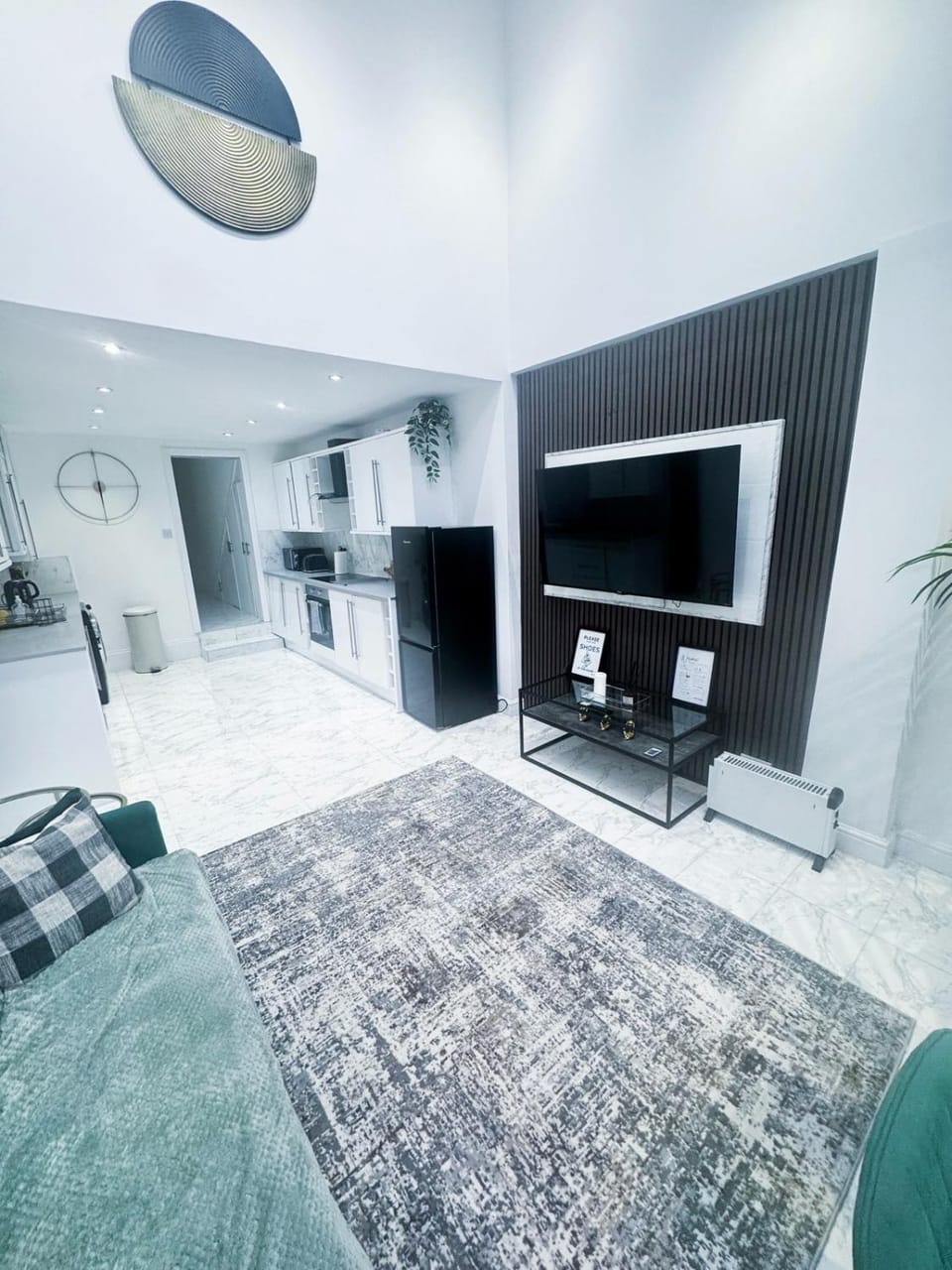 Modern Luxury 2 Bed and Private Studio Room with Parking Apartment in London Borough of Southwark