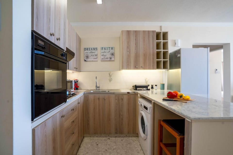 Kitchen or kitchenette, dishwasher, minibar, oven, toaster