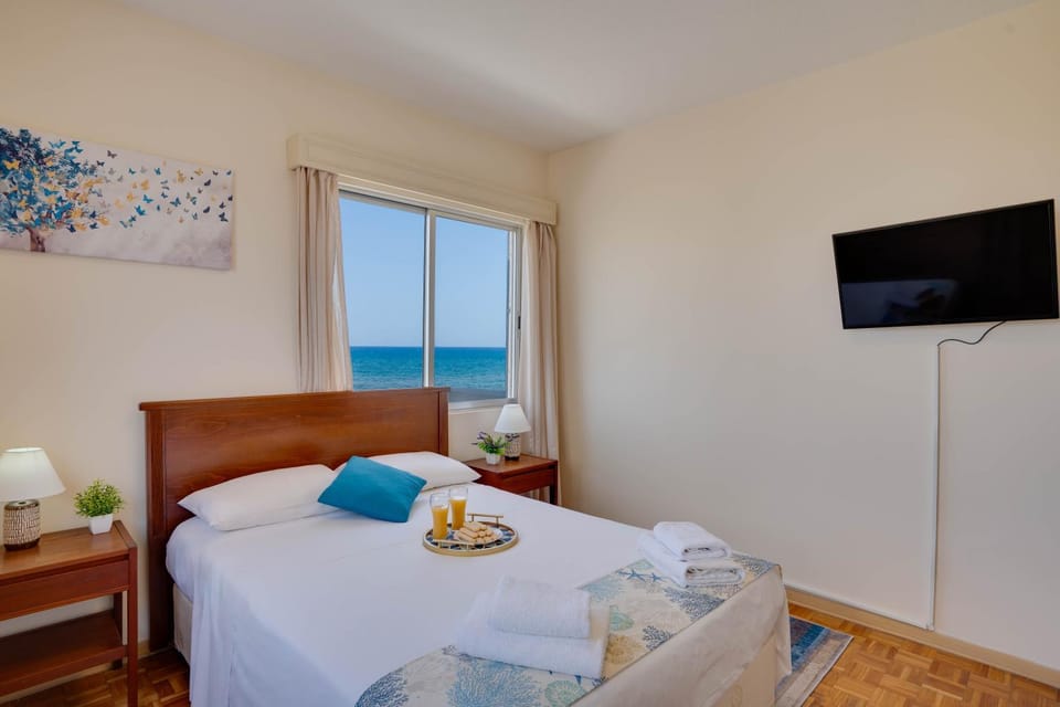Bed, TV and multimedia, Food and drinks, Food, towels