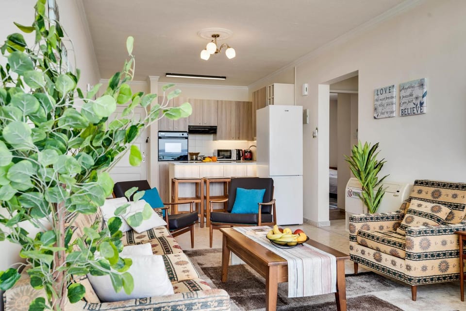 Kitchen or kitchenette, Living room, Food and drinks, Seating area, minibar, stove