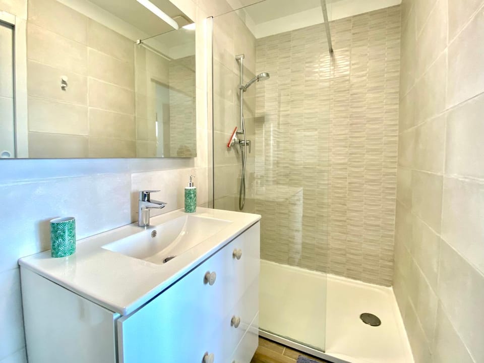 Shower, Bathroom, heating, washing machine